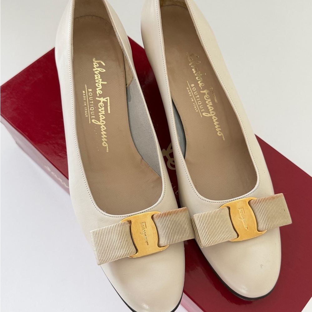 Salvatore Ferragamo Vara Bow Pumps Heel3’ Cream Gold Buckle Sz 7.5 Made In Italy - Picture 11 of 16